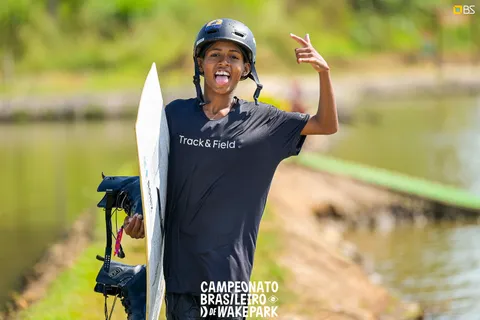 Atleta comemorando com a prancha na mão no Campeonato Brasileiro de Wakepark