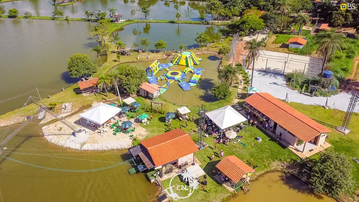 Vista aérea do CBL Wake Park com tendas e público durante o evento