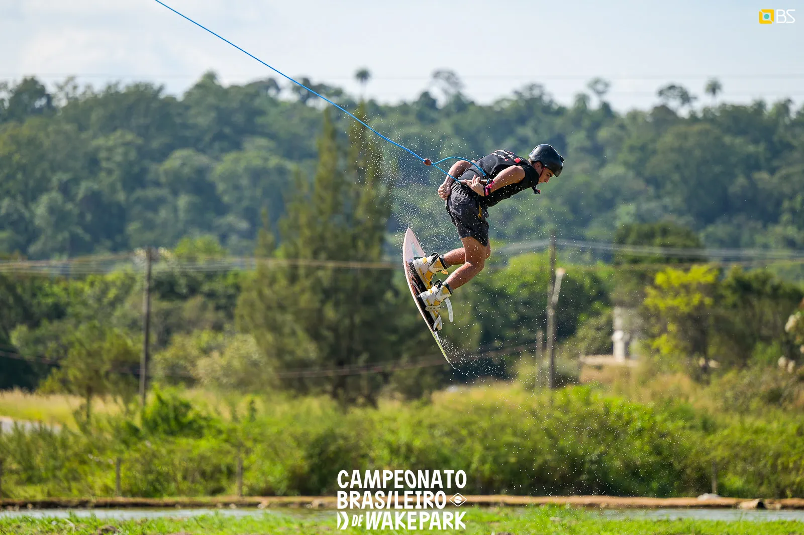 Atleta saltando alto no CBL Wake Park