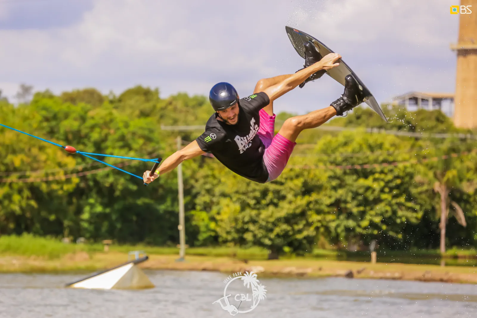 Atleta em manobra raley no CBL Wake Park