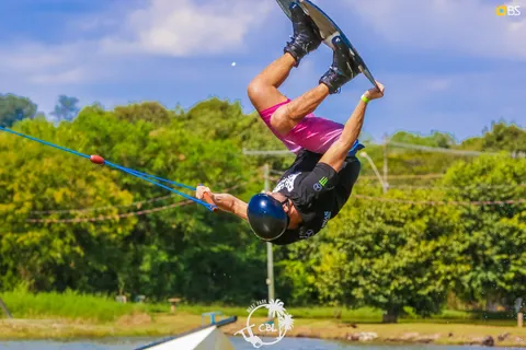 Praticante avançado de wakeboard saltando obstáculo