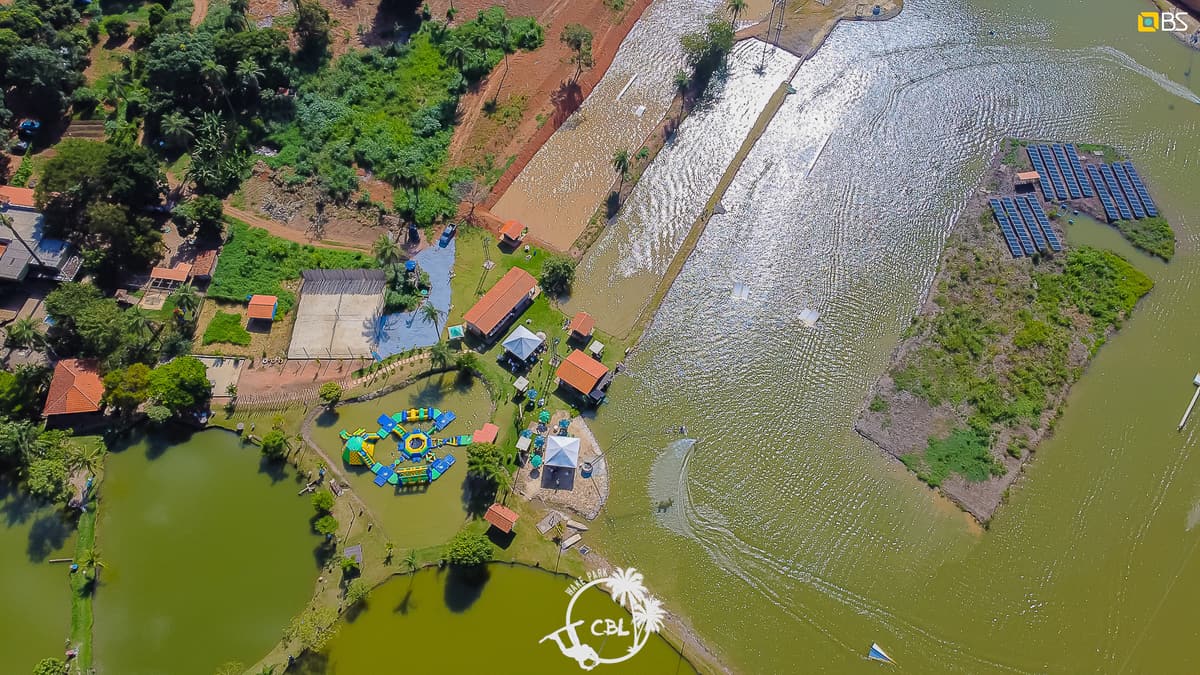 Vista aérea do CBL Wake Park mostrando os lagos e a estrutura
