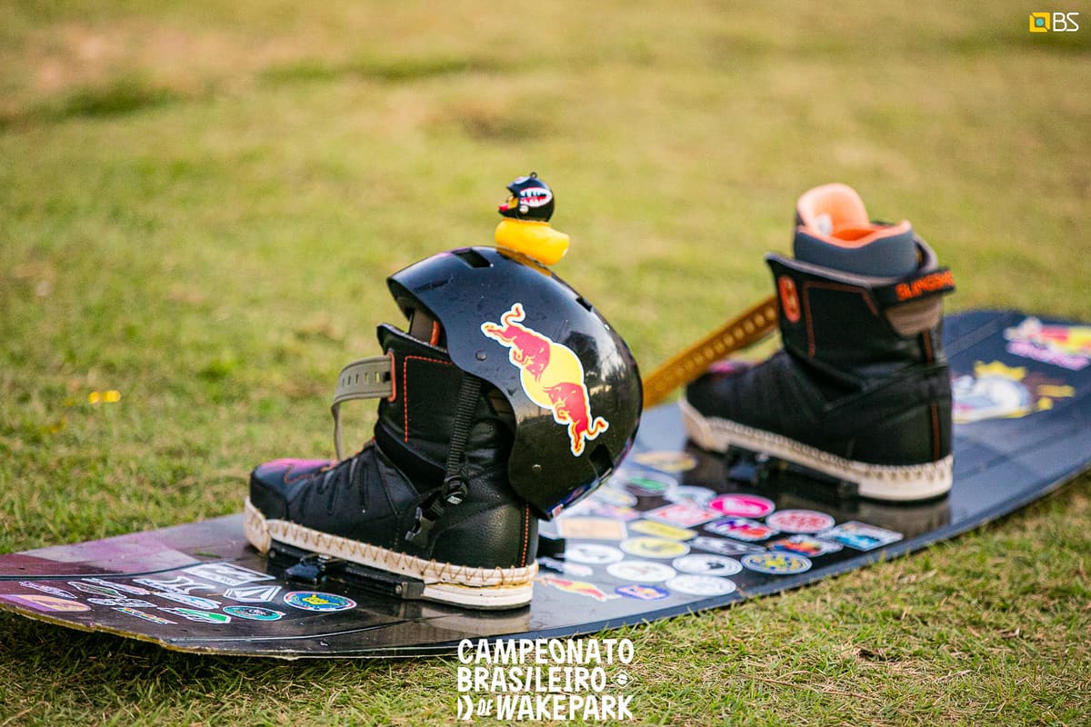 Capacete, bota e prancha de wakeboard prontos para uso