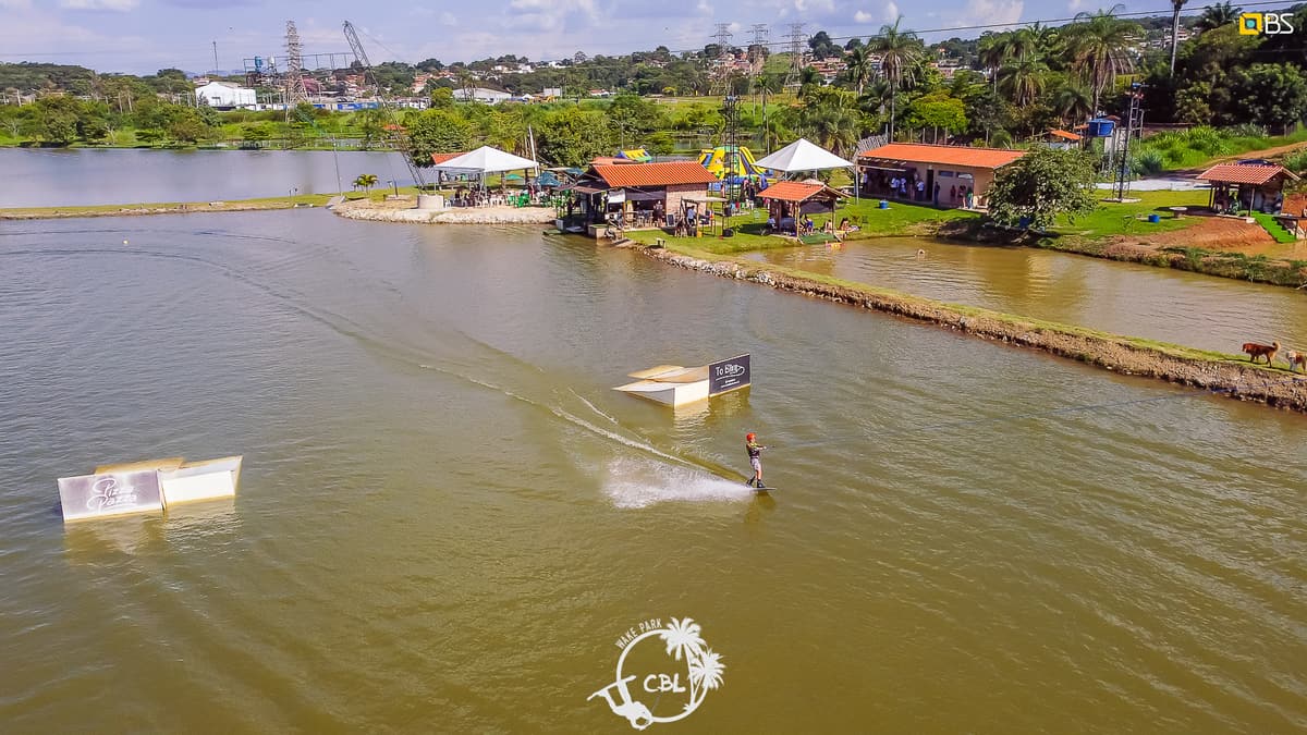 Vista aérea do lago com obstáculos e um praticante em ação