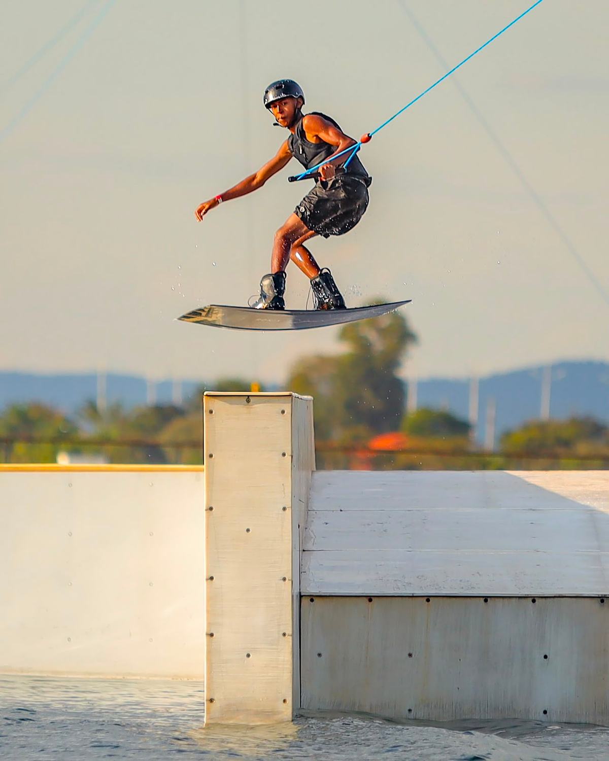 Rafael Viana executando uma manobra invertida no ar durante um salto no CBL Wake Park
